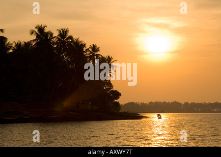 Sonnenuntergang über den Tiracol River, Goa, Indien Stockfoto
