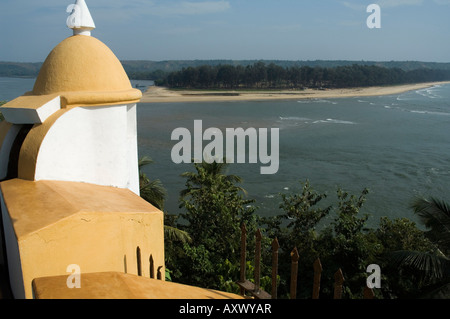 Blick auf das Meer auf der rechten Seite und den Tiracol River auf der linken Seite von Fort Tiracol, Goa, Indien Stockfoto