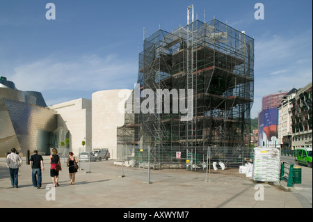 Jeff Koons Formschnitt Skulptur Puppy außerhalb der Guggenheim-Museum Bilbao verdeckt durch Gerüste während Blumen bepflanzt sind. Stockfoto