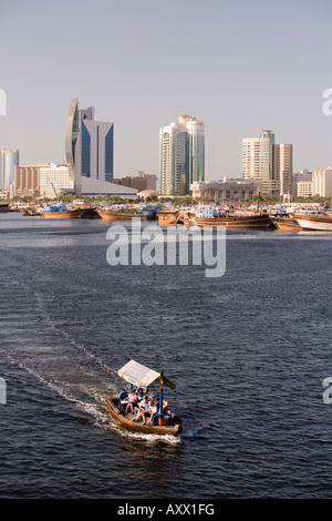 Dubai Creek (Khor Dubai), Dhow Kaianlage und Handelszentrum, Deira, Dubai, Vereinigte Arabische Emirate, Naher Osten Stockfoto