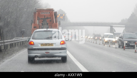 Aus der Sicht des Fahrers wird der Verkehr, der bei winterlichen Bedingungen in Großbritannien langsam durch einen Kontraflow auf der Autobahn M1 fährt, angezeigt. Stockfoto