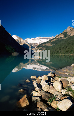 Blick auf Mount Victoria über dem smaragdgrünen Wasser des Lake Louise, im Sommer, Banff Nationalpark, Alberta, Kanada Stockfoto