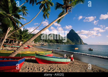 Angelboote/Fischerboote am Soufrière mit den Pitons im Hintergrund, Insel von St. Lucia, Windward-Inseln, West Indies, Karibik Stockfoto