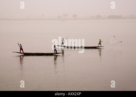 Angeln am Fluss Niger, Niger-Binnendelta, Segou Region, Mali, Westafrika, Afrika Stockfoto