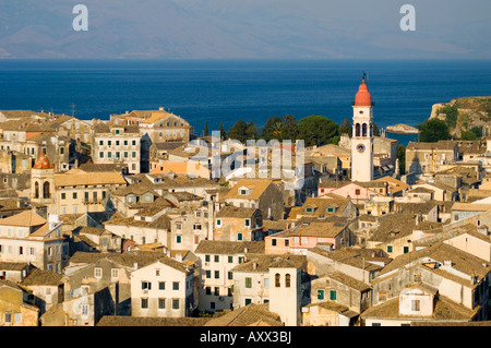 Eine Luftaufnahme von Korfu Altstadt und St. Spiridonas Glockenturm aus der neuen Fort, Corfu, Ionische Inseln, griechische Inseln, Griechenland Stockfoto