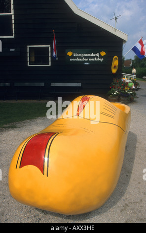 Andenken an das niederländische Modelldorf Zaandijk Zaanstad Koog in Holland gehören Cloga, Modell Keramikhäuschen und kostümierten Puppen Stockfoto