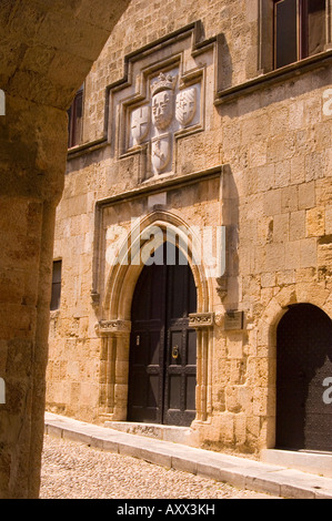 Eine alte Tür auf die Straße der Ritter, Rhodos-Stadt, Rhodos, Dodekanes-Inseln, griechische Inseln, Griechenland, Europa Stockfoto