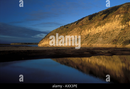 Cliff bei Sonnenuntergang über Colville Fluss bei Fossil Creek North Slope National Petroleum Reserve Alaska Stockfoto