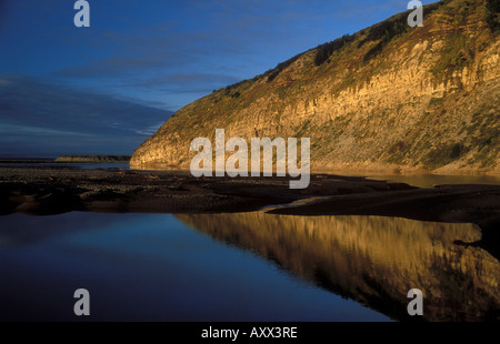 Felswand bei Sonnenuntergang über Colville Fluss bei Fossil Creek North Slope National Petroleum Reserve Alaska Stockfoto