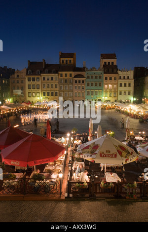 Straßenkünstler, Cafés und Stände in der Abenddämmerung, Altstädter Ring (Rynek Stare Miasto), UNESCO-Weltkulturerbe, Warschau, Polen Stockfoto