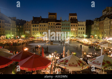 Straßenkünstler, Cafés und Stände in der Abenddämmerung, Altstädter Ring (Rynek Stare Miasto), UNESCO-Weltkulturerbe, Warschau, Polen Stockfoto