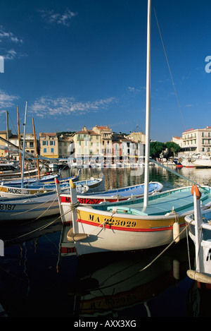 Blick über den Hafen am Abend, Cassis, Bouches-du-Rhône, Provence, Frankreich, Mittelmeer, Europa Stockfoto