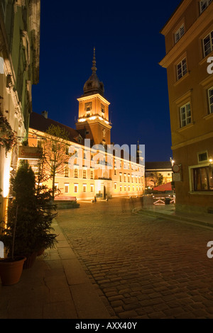 Schlossplatz (Plac Zamkowy) und das königliche Schloss beleuchtet in der Abenddämmerung, Altstadt (Stare Miasto), Warschau, Polen, Europa Stockfoto