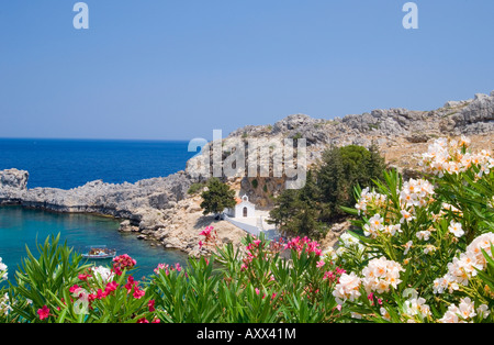 Eine kleine weiße Kirche und Angler Boot in St. Pauls Bay in der Nähe von Lindos, Rhodos, Dodekanes-Inseln, griechische Inseln, Griechenland, Europa Stockfoto