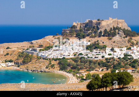 Typische Dodekanes weißen Häuser und die Akropolis über Lindos, Rhodos, Dodekanes-Inseln, griechische Inseln, Griechenland, Europa Stockfoto