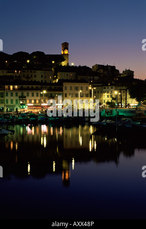 Altstadt Le Suquet, nachts, Cannes, Alpes-Maritimes, Cote d ' Azur, Côte d ' Azur, Frankreich, mediterran Stockfoto