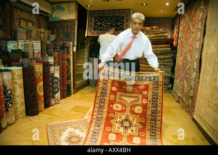 Istanbul, Marmara Region, Türkei; Teppich-Verkäufer in der Grand Bazaar Kapali Carsi. Stockfoto