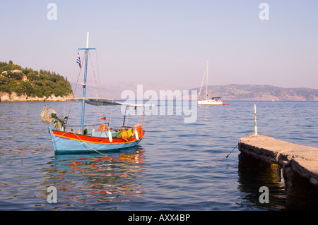 Bunte altes hölzernes Fischerboot in Kalami an der Nordostküste, Corfu, Ionische Inseln, griechische Inseln, Griechenland, Europa Stockfoto