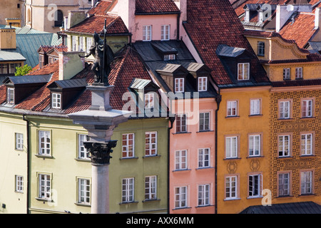 Erhöhten Blick über Schlossplatz und Sigismund III Vasa Spalte zu den bunten Häusern der Altstadt, Warschau, Polen Stockfoto