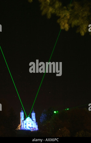 Laserstrahl in den Himmel und die Kreuzkirche Kirche der Heiligen Kreuz Calvary Hill Kalvarienberg Bad Tölz Bayern Deutschland Stockfoto