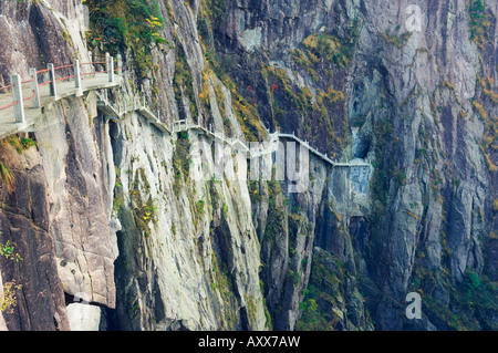 Wanderweg entlang der Felsen Gesicht, weiße Wolke landschaftlich reizvollen Gegend, Huang Shan (gelb Berg), Provinz Anhui, China Stockfoto