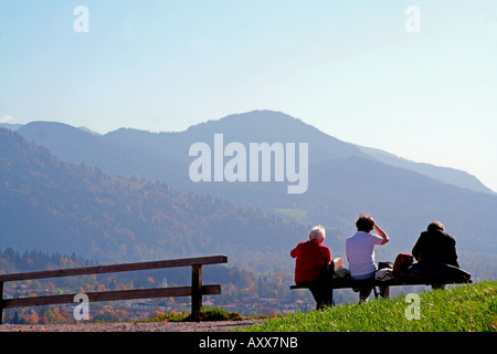 Touristen und Pilger genießen Sie die Aussicht vom Kalvarienberg in Richtung der Alpen im Herbst Bad Tölz Bayern Deutschland Stockfoto