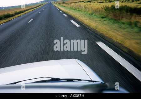 Auf der anderen Straßenseite ein schnelles Auto anzeigen Stockfoto
