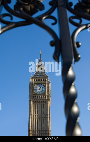 Big Ben durch Eisentore, Houses of Parliament, Westminster, London, England, Vereinigtes Königreich, Europa Stockfoto