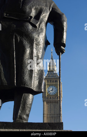 Big Ben durch Statue von Sir Winston Churchill, Westminster, London, England, Vereinigtes Königreich, Europa Stockfoto