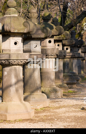 Reihe von riesigen Steinlaternen säumen den Pfad zu der Geschichtliches in Ueno Park Tokio Japan Stockfoto