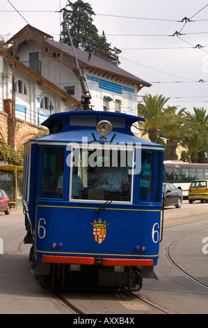 Touristen genießen Sie eine Fahrt auf der Tramvia Blau auf Av Tibidabo Tibidabo Barcelona Catalunya Spanien Stockfoto