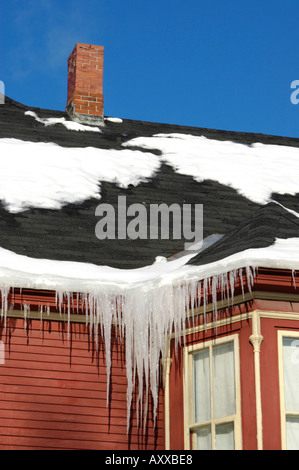 schmelzende Eiszapfen am Haus in Fredericton, Kanada Stockfoto