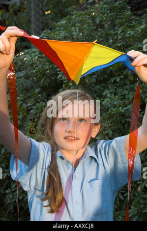 Mädchen beobachten Papier Kite Porträt Stockfoto