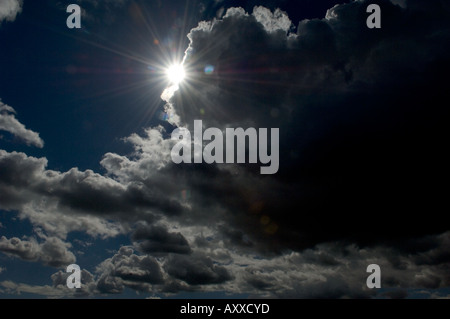 Sonne hinter Wolken Stockfoto