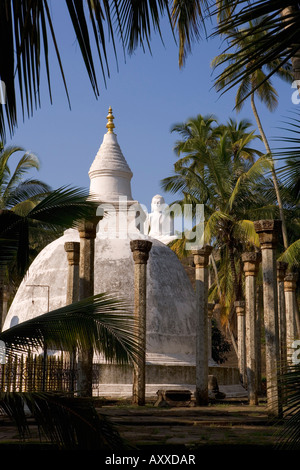 Große sitzende Buddha-Statue und Dagoba (Stupa) in Mihintale, wo Buddhismus zuerst in Sri Lanka, Mihintale, Sri Lanka kam Stockfoto