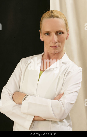 Medizinische medizinische Mitarbeiter. Könnte ER Arzt, Arzt oder Krankenschwester. Sie ist bereit, Ihre medizinischen Bedürfnisse dienen. Gespielt von einem Modell Stockfoto