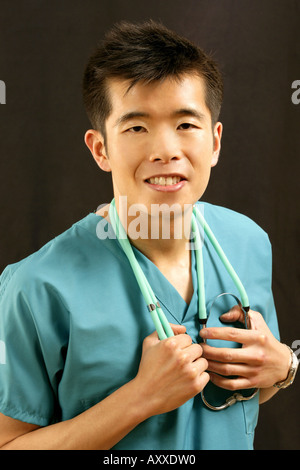 Asiatische (koreanische) Krankenpfleger oder chirurgischer Arzt. Stockfoto