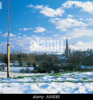 Blick über Felder im Winter in Richtung Burford und St. Johannes der Täufer-Kirche Stockfoto