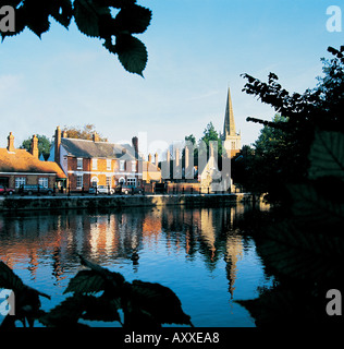 Ansicht der Kirche St. Helens und Abingdon über den Fluss Themse Stockfoto