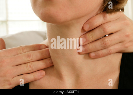 Nahaufnahme der Arzt überprüft den Hals seiner Patientin für Lymphknoten Schwellung während einer Prüfung. Stockfoto