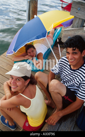 Florida Cayo Costa State Park, öffentliches Land, Erholung, Hispanic Latino ethnische Einwanderer Minderheit, Camper, Regenschirm, Fähre stoppen, Besucher t Stockfoto