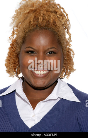 Fröhliche Frau lächelt und genießt das Leben. Stockfoto