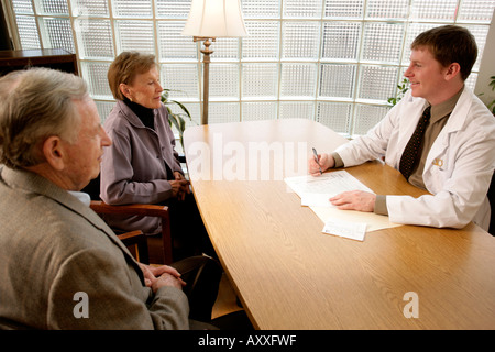 Männlichen Patienten berät sich mit seinem Arzt (Psychiater, Psychologen, Arzt oder medizinischen Grundversorgung Arzt), wie seine Frau aussieht auf. Stockfoto