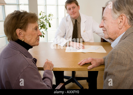 Männlichen Patienten berät sich mit seinem Arzt (Psychiater, Psychologen, Arzt oder medizinischen Grundversorgung Arzt), wie seine Frau aussieht auf. Stockfoto