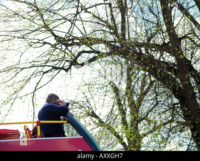 Touristen auf einem offenen Bus in Bad Stockfoto