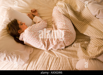 Junge Frau im Bett mit sauberen Laken schlafen. Schön. Stockfoto