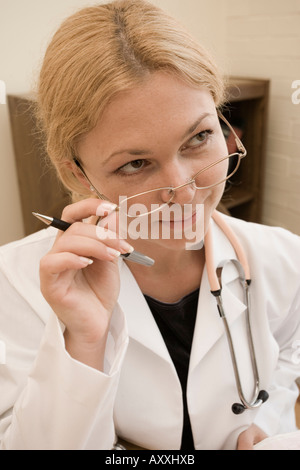Porträt eines weißen Ärztin oder Arzt (gespielt von einem Modell) in ihrem Büro. Stockfoto