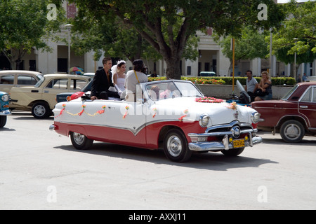 Hochzeit Auto in den Parque Calixto, dem Hauptplatz von Stadt Holguin, Kuba Stockfoto