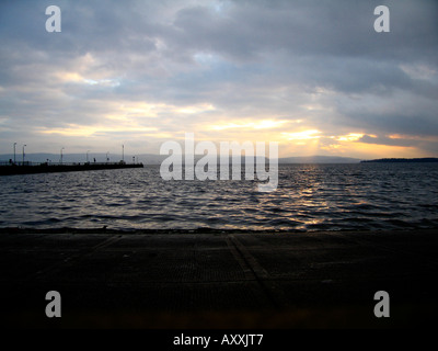 Sonnenuntergang in dunklen Himmel am Meer Stockfoto