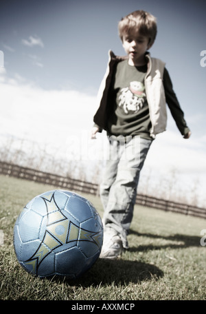 Junge mit knockabout im Garten mit dem Fußball Stockfoto